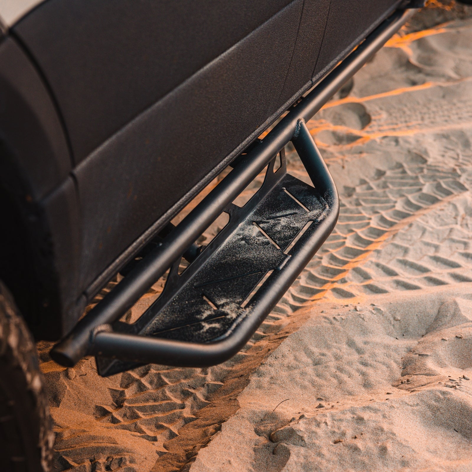 VANSPEED SIDE STEPS & HIGH-TRACTION RUNNING BOARDS