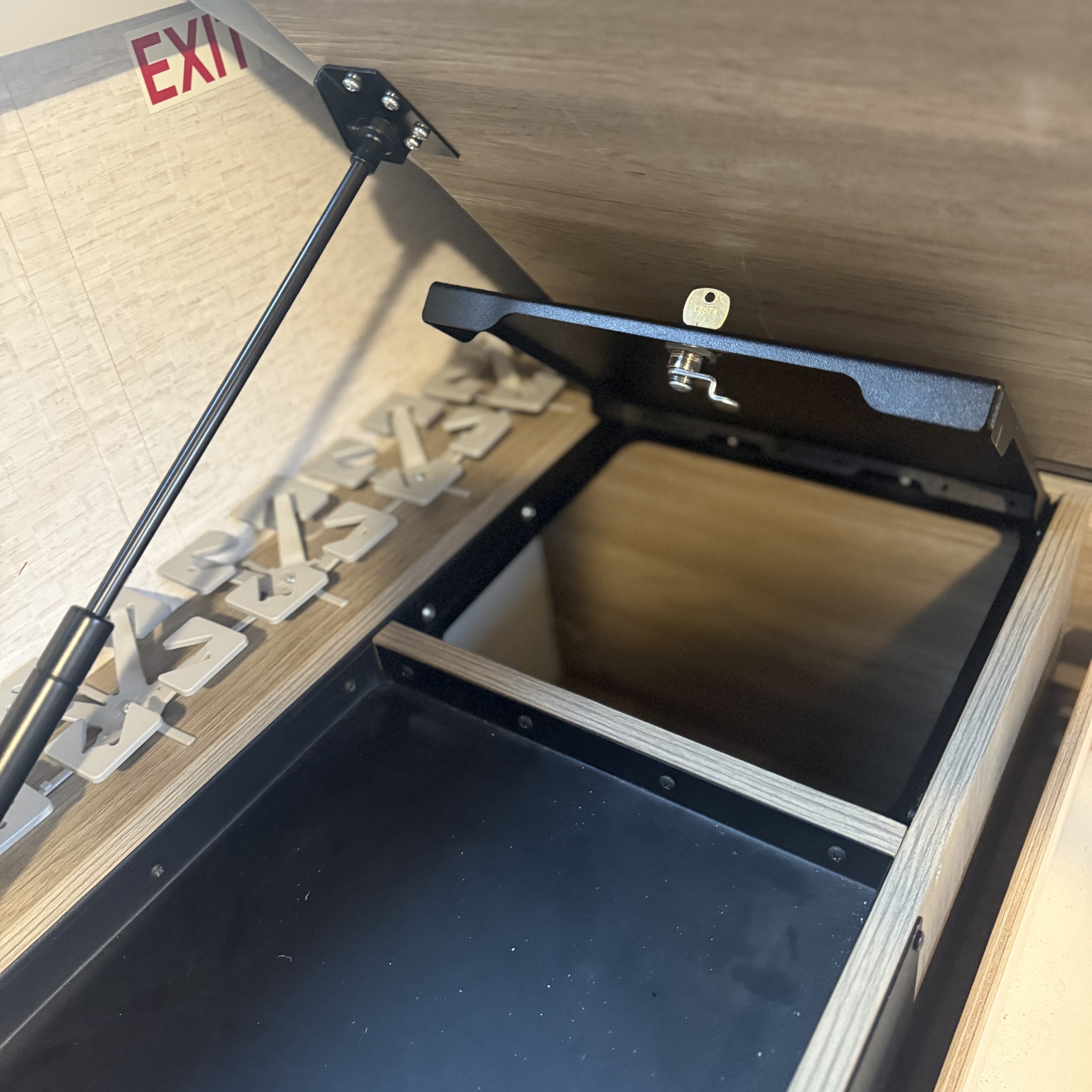 AVATAR OFF ROAD EKKO UNDER BED LOCKING DOOR (UNIVERSAL FITMENT)