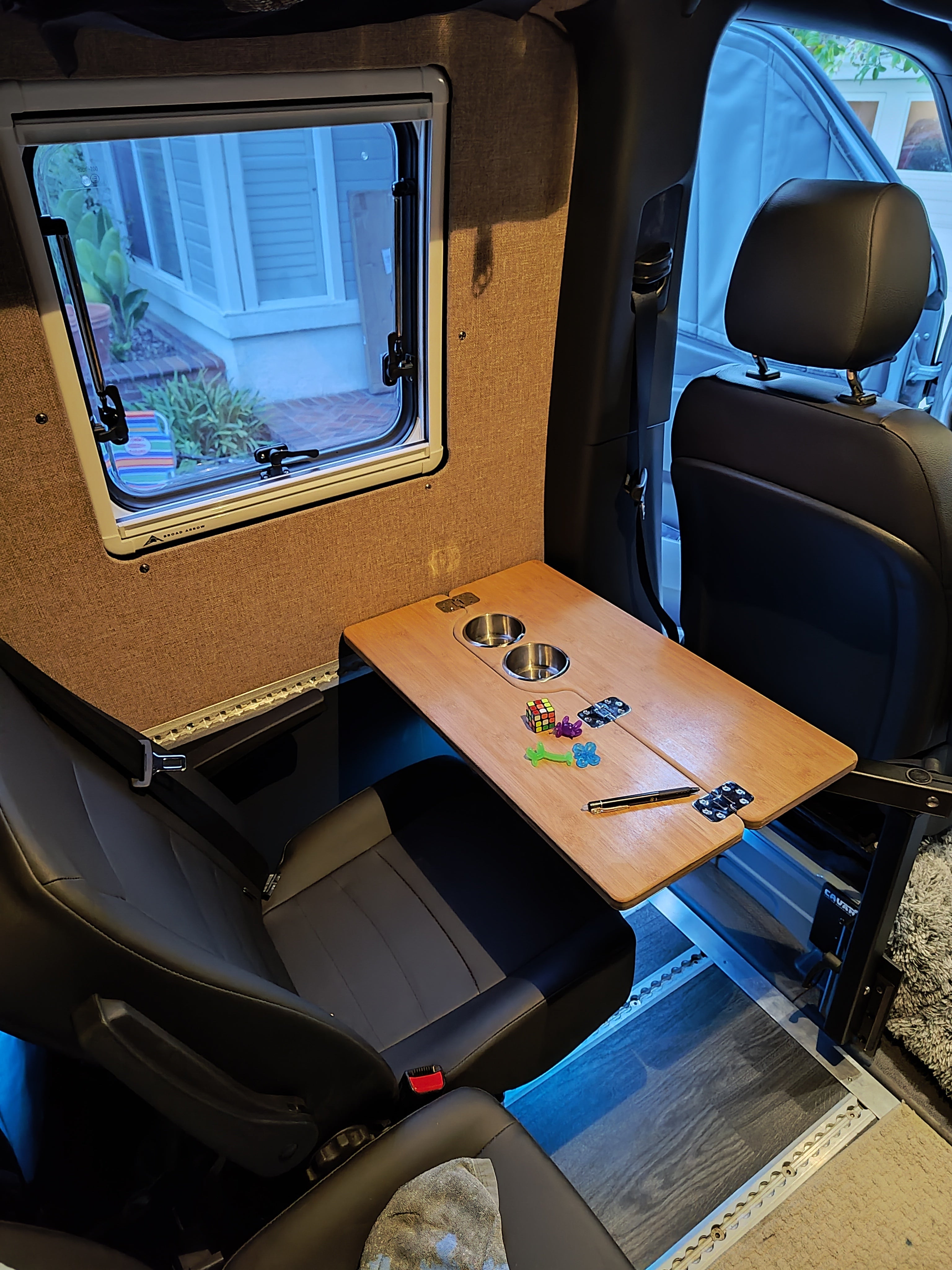 WHITE TOP ADVENTURES® UNIVERSAL SWIVEL TABLE LEG SYSTEM